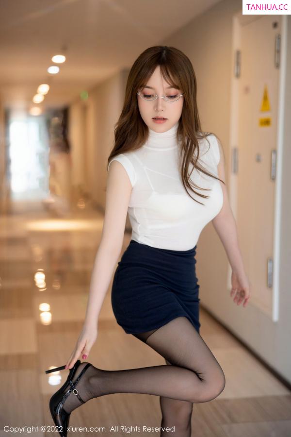 豆瓣酱  [XiuRen]高清写真图 2022.12.15 No.6005 豆瓣酱 短裙黑丝第14张图片